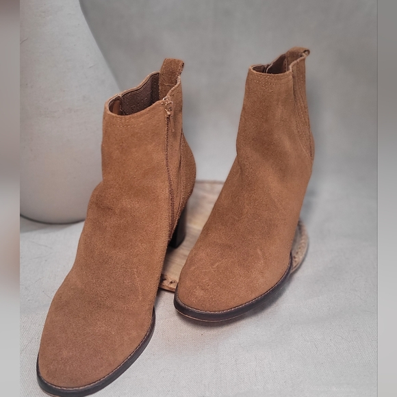 Womens Camel Suede Chelsea Boots Size 11 By GAP - Picture 3 of 5